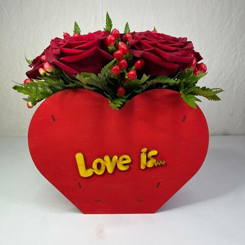 Букет из роз в коробке "Love is"