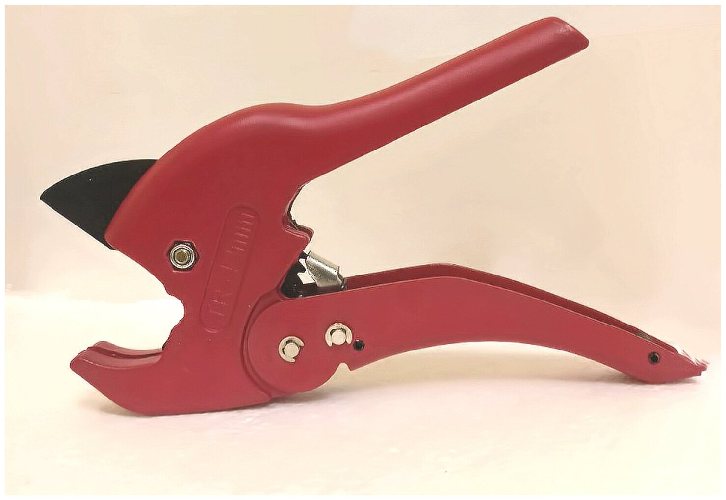 Ножницы для резки металлопластиковой трубы цвет красный 16-42 ViEiR