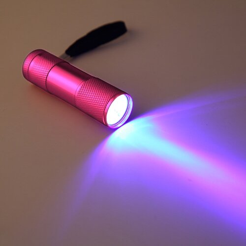 Ультрафиолетовый фонарик 395nm 9LED для обнаружения органики и сушки лака и клея (розовый) фонарик флуоресцентный светодиодный ультрафиолетовый фонарь флуоресцентный с черным светом 395 нм миниатюрный фонарь с зумом для уф отвер