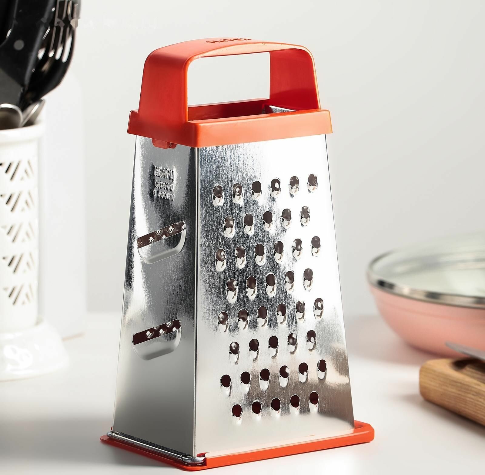 фото Тёрка, 4 грани, с крышкой-дозатором и ручкой, 11x9x21 см