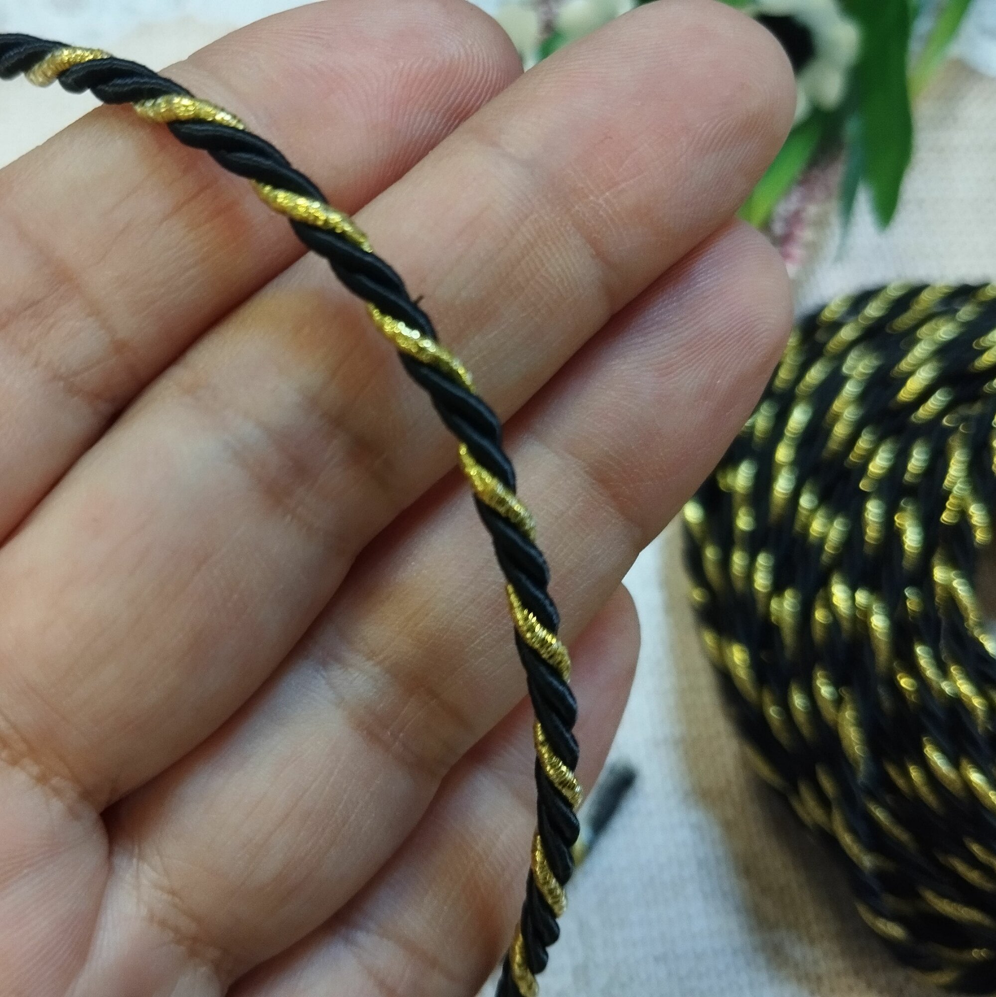 Шнур витой декоративный черный с золотым люрексом d-3mm 10м