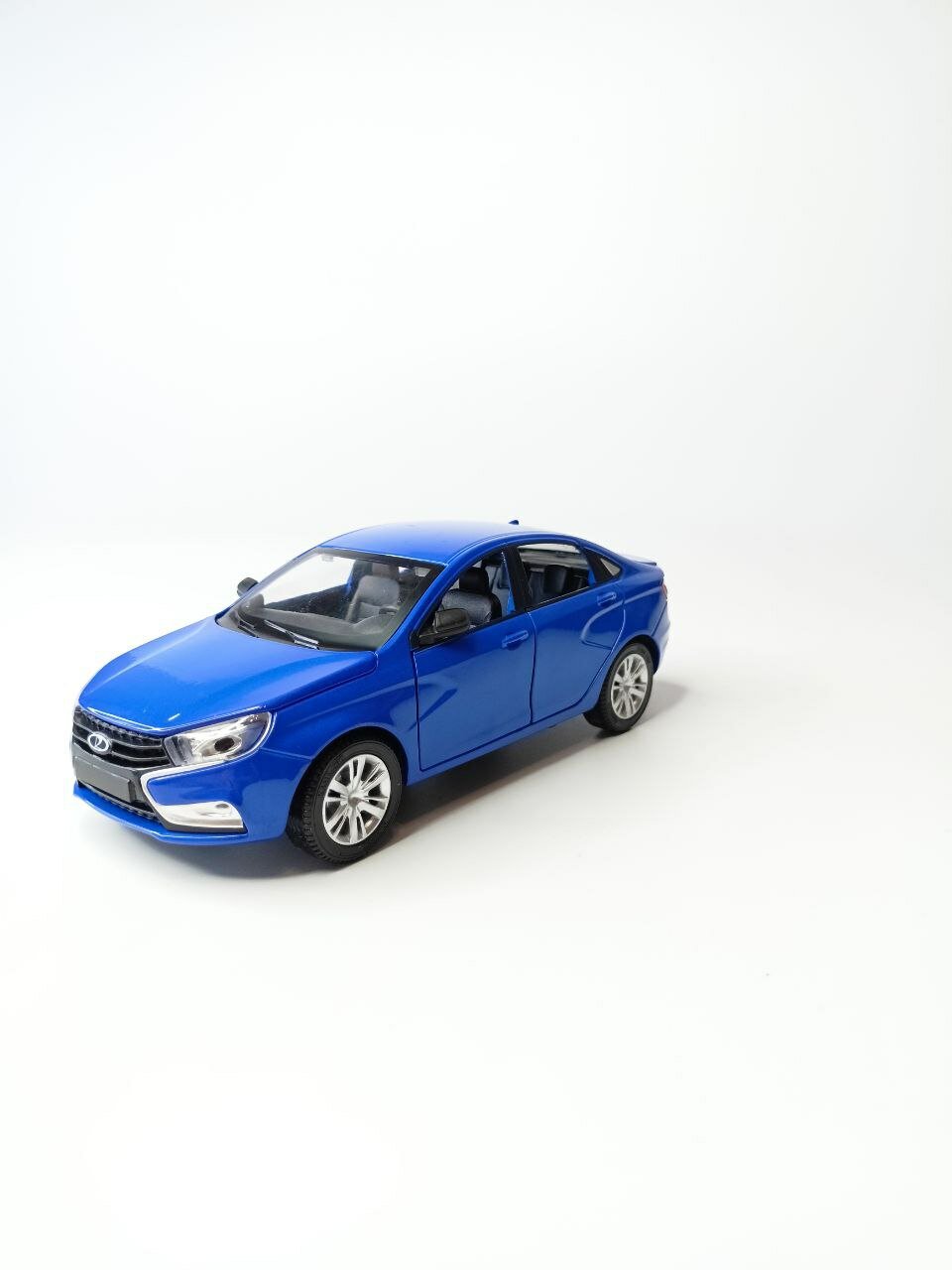 Коллекционная машинка игрушка металлическая Lada Vesta седан для мальчиков масштабная модель 1:24 синяя