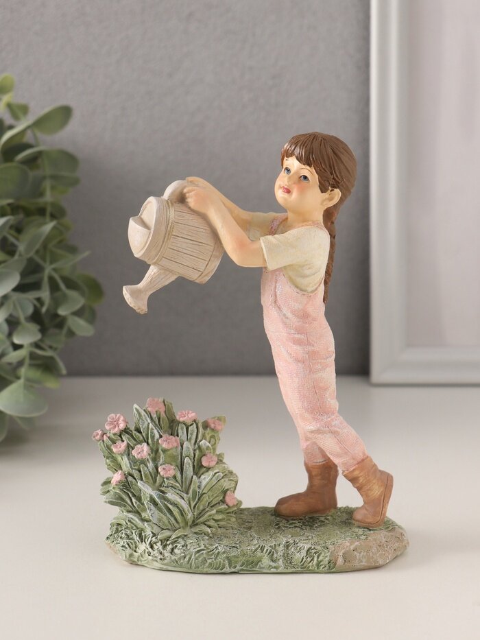 Фигурка полистоун «Малышка в комбинезоне поливает из лейки цветы» 11.5×5×15 см