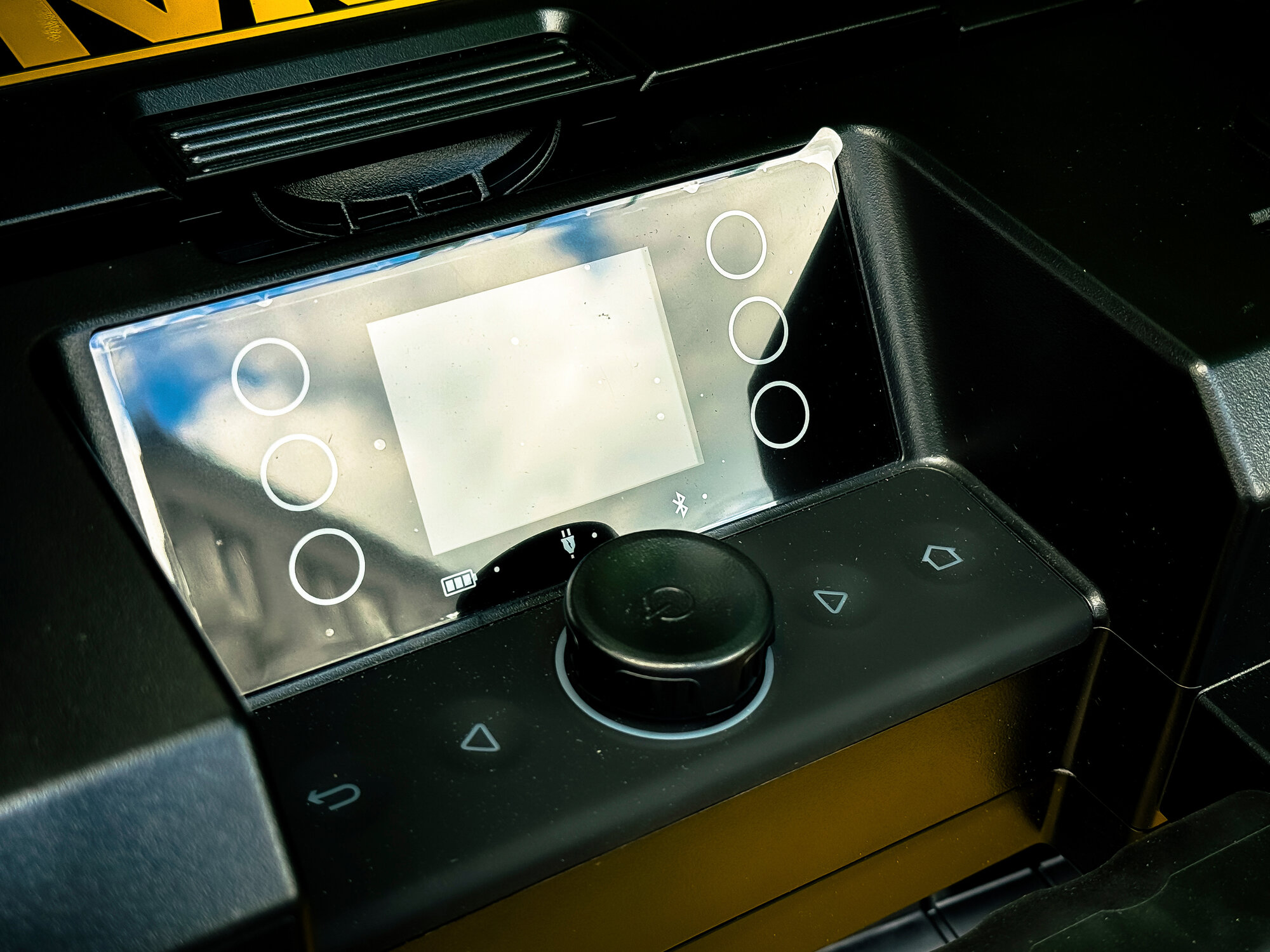 Зарядное устройство с радио (магнитола) DeWalt DWST1-81078 — фото 1