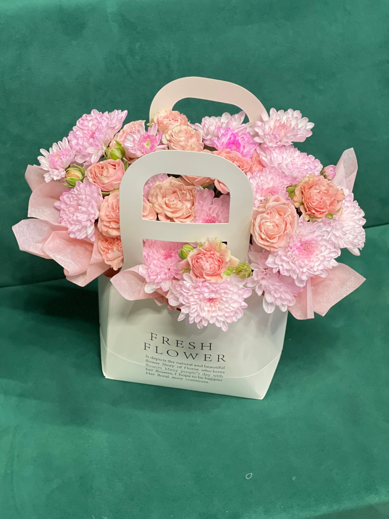 Букет "Розовый секрет" в сумочке из роз и хризантем розовый