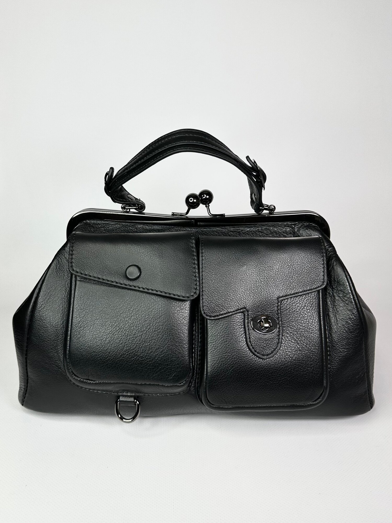 фото Женская сумка ридикюль черного цвета из натуральной мягкой кожи с накладными карманами