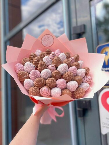 Изображение товара Букет с клубникой в молочном, розовом и белом шоколаде, кокос, темный воздушный рис, 700 г, Barbie, розовая упаковка