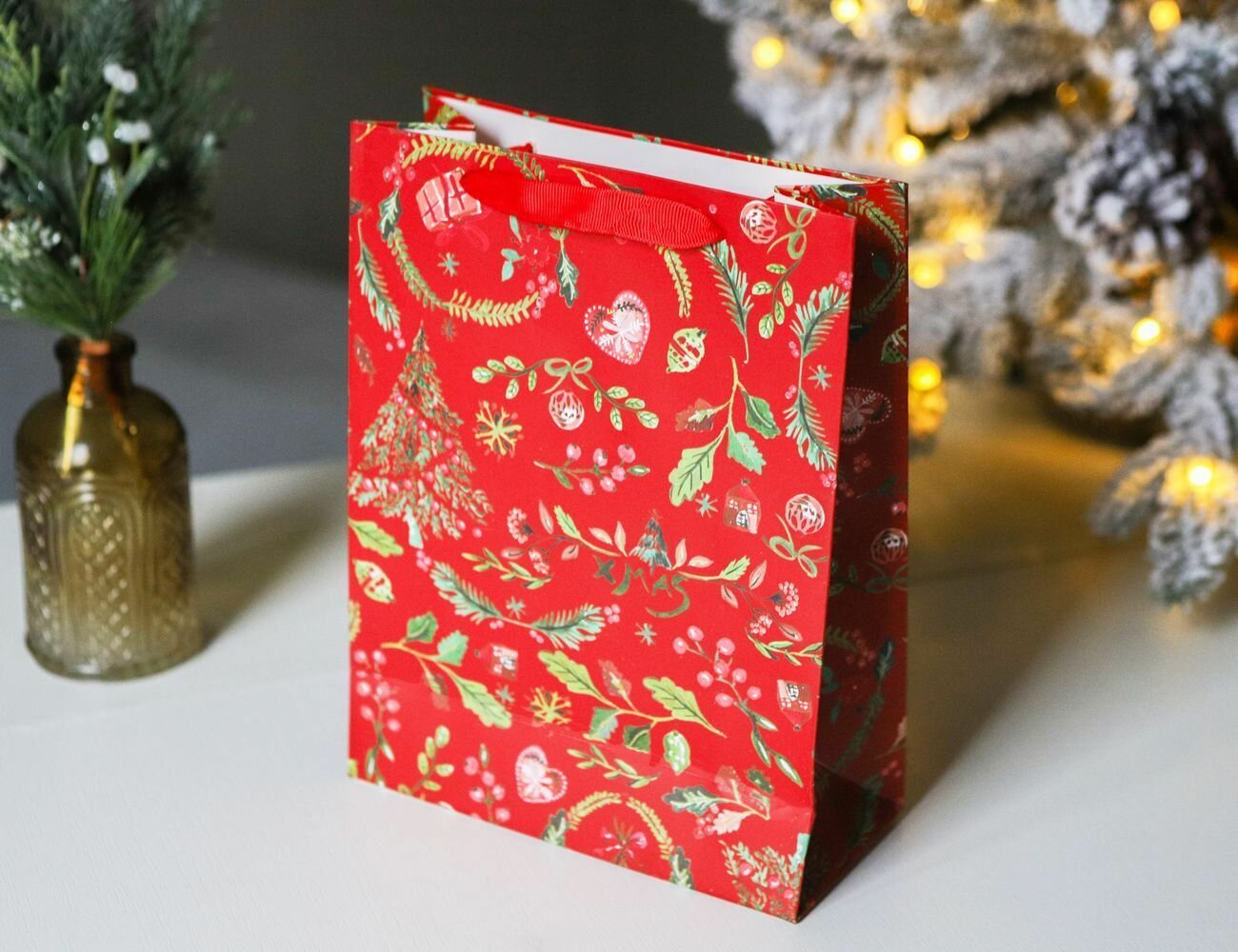 Подарочный пакет рождественский букет красный 24х18 см Kaemingk 451688-1