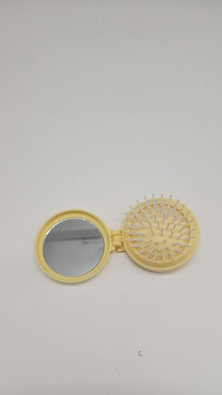 Складная расческа с зеркалом разных цветов — удобный аксессуар для девушек. — фото 1