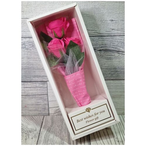 Флористическая композиция. Букет из 3-х мыльных роз в коробке. Цвет роз ярко-розовый.