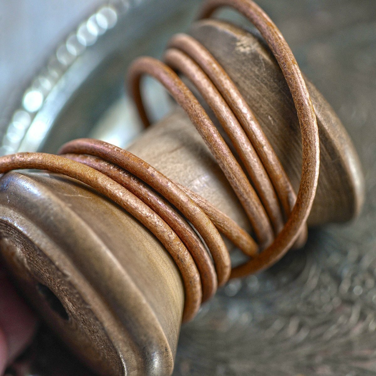 Шнур кожаный круглый 2.5 мм 3 метра для шитья / рукоделия / браслетов, цвет коричневый