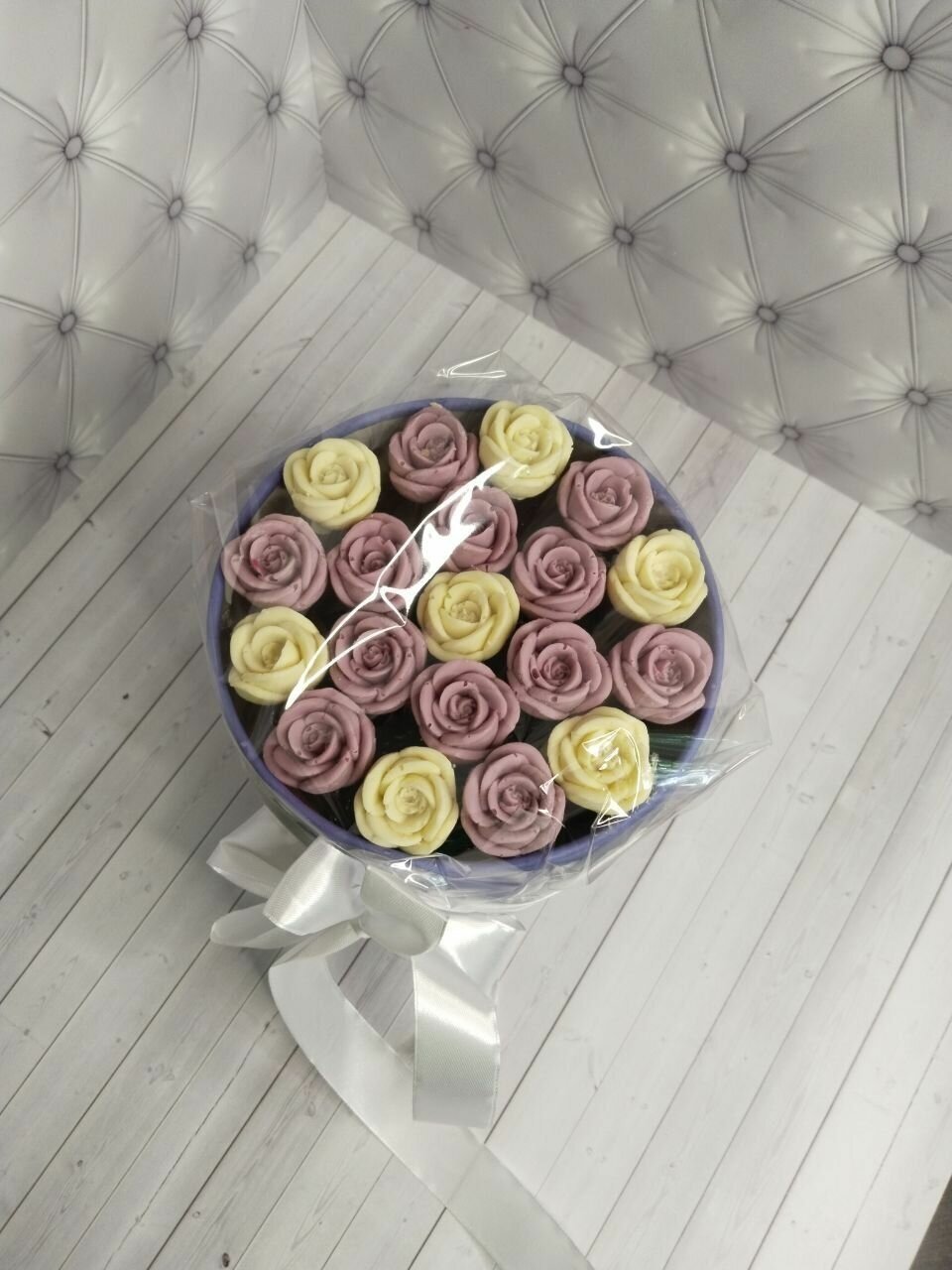 Букет из 19 шоколадных роз в шляпной коробке .Белые , сиреневые, фиолетовые розы в сиреневой упаковке. - фотография № 9