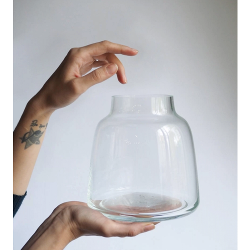 Лаконичная стеклянная ваза