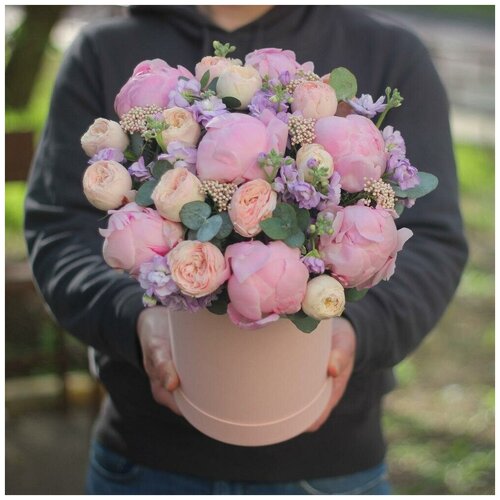 Розовые пионы Сара бернар, кустовые пионовидные розы Мэнсфилд парк и маттиола в шляпной коробке. Букет 237 Kimbirly Flowers