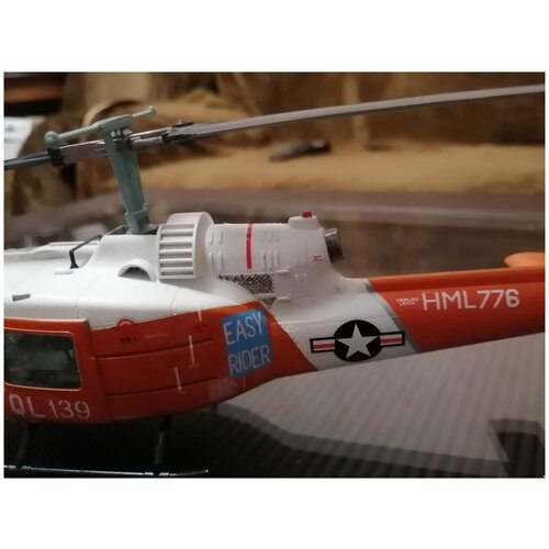 Коллекционная модель вертолета UH-1C модель вертолета инерция 51260