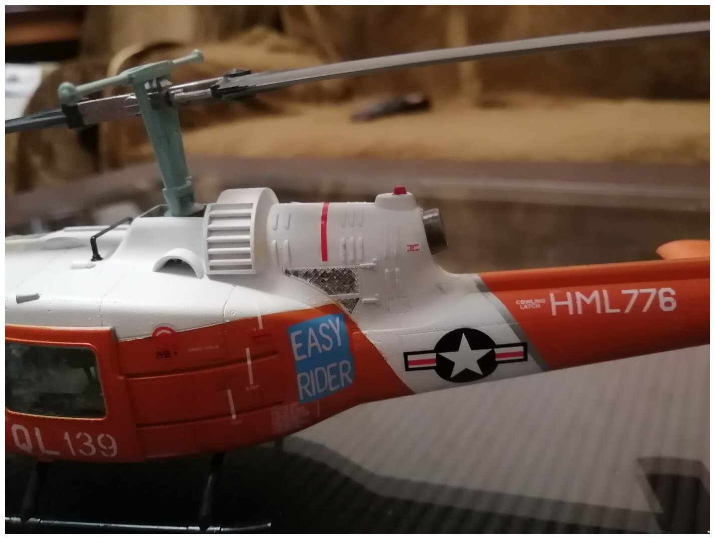 Коллекционная модель вертолета UH-1C