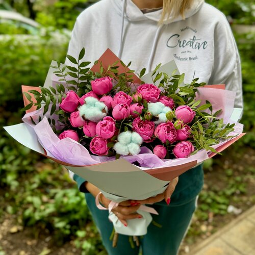 Изображение товара Букет "Свежая пионовая роза", 5 роз, хлопок и зелень, высота 45см