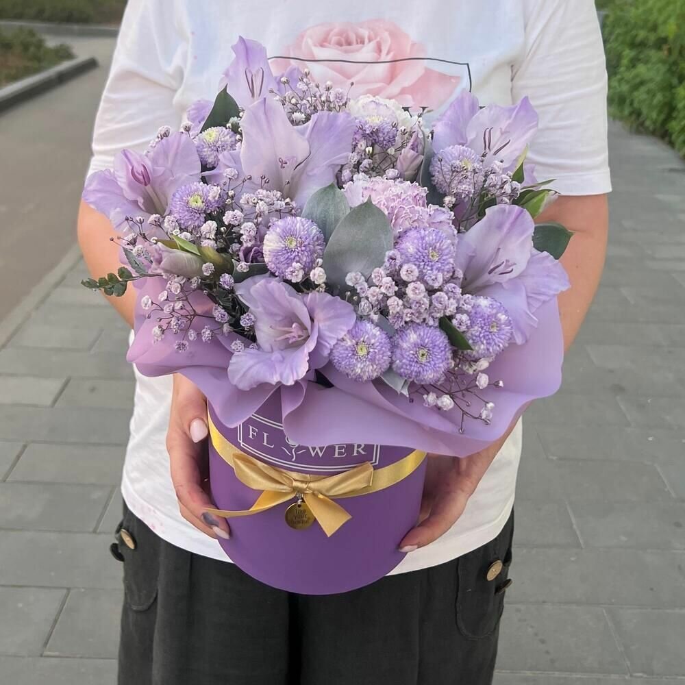 Коробка с гипсофилой и гладиолусами