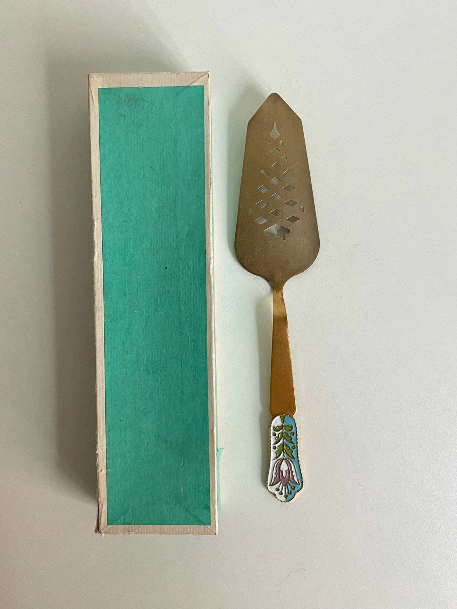 Лопатка для торта" Цветок" Мельхиор. Позолота. Эмаль. СССР. Длина 25 см. В родной коробке.