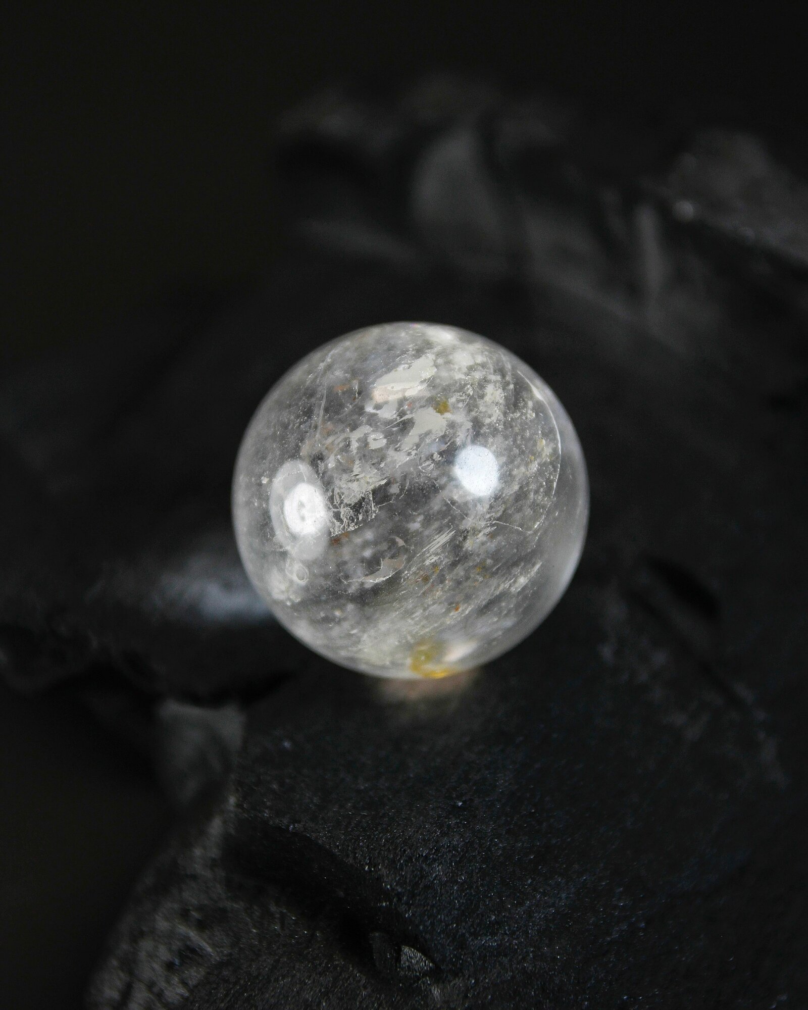 Горный хрусталь - шар, диаметр 26-28 мм - натуральный камень, самоцвет для декора, интерьера и коллекции