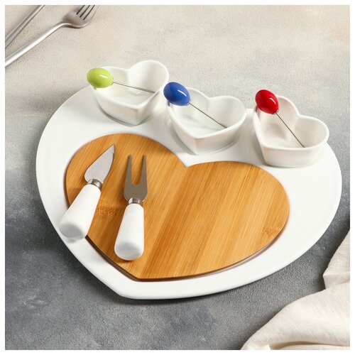 фото Блюдо для подачи 8 пред "эстет.сердце" 3 соуснка 8х6х4 см, 3 шпажки, нож, вилочка 4497102 сима-ленд