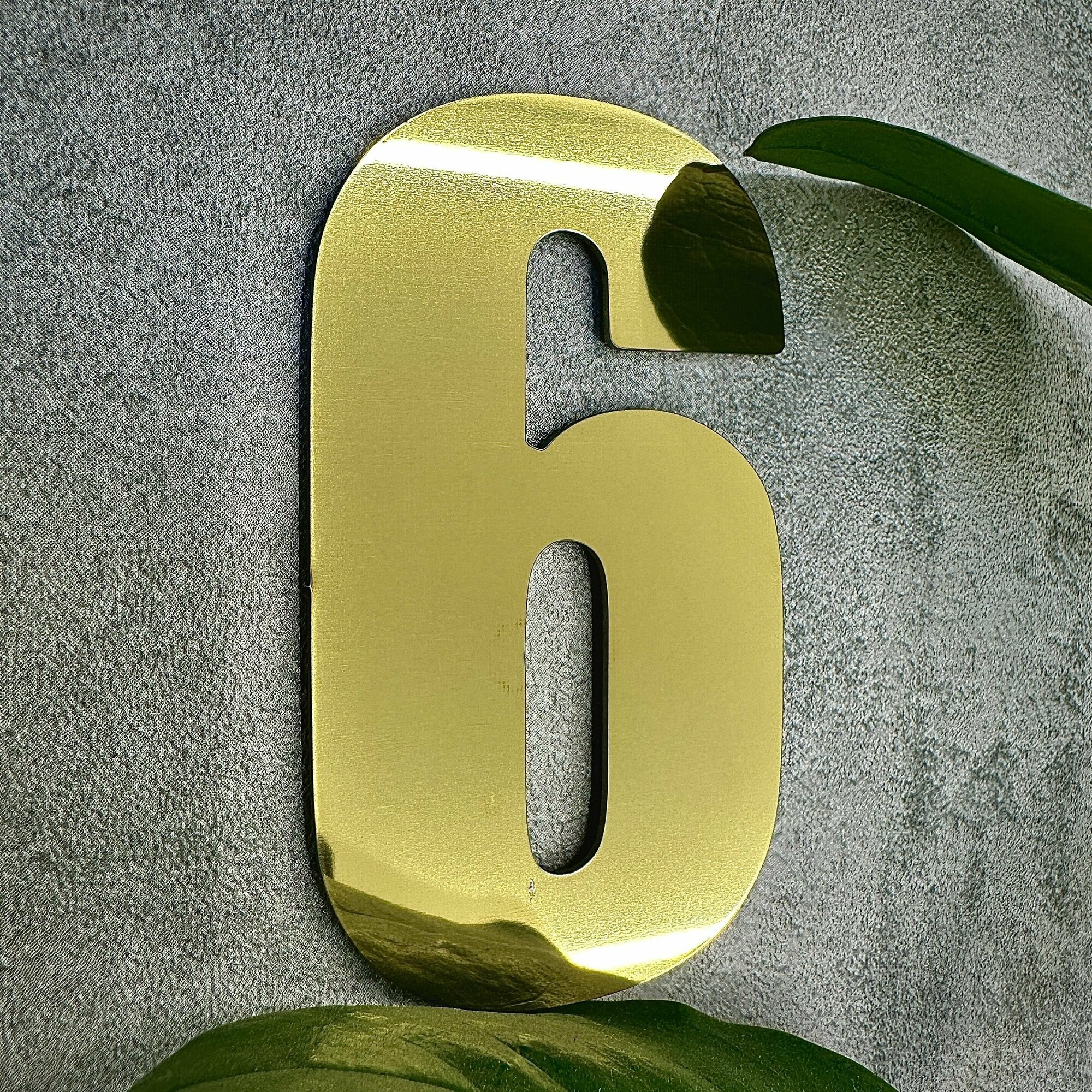 Цифры на дверь квартиры (6,9х4см) самоклеющиеся, металл, Цифра номер 6, хромированное золото.