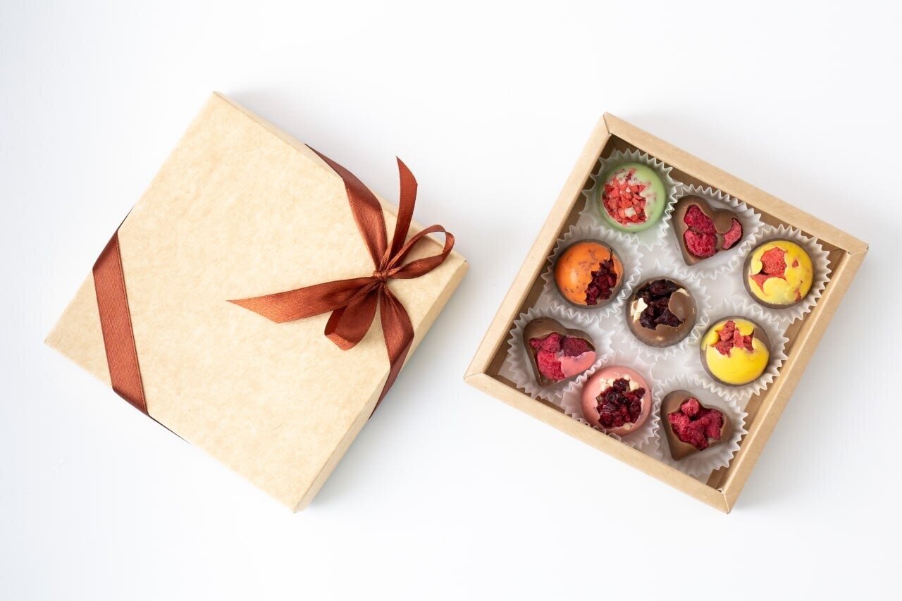 Шоколадные конфеты ручной работы Alice Chocolate в подарочной коробке, 9 штук - фотография № 5