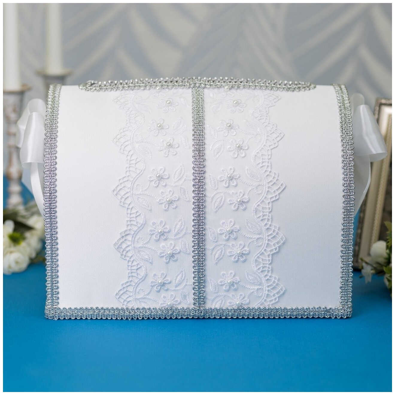 Семейный банк для денежных конвертов и открыток на свадьбу "Серебро" с белыми атласными бантами, кружевом и серебристой тесьмой