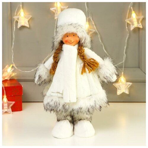 фото Кукла интерьерная "девочка в вязаном платье и белом шарфике" 31 см 2315151 сима-ленд