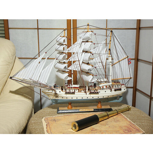 Модель парусника 'Statsraad lehmkuhl'