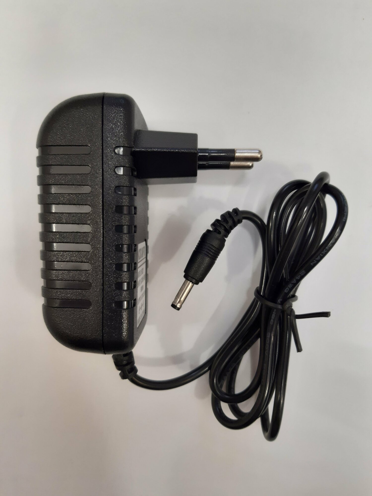 Сетевой адаптер 100-240V / 5.2V 2.1A штекер 1.35*3.5мм, ставится в розетку.
