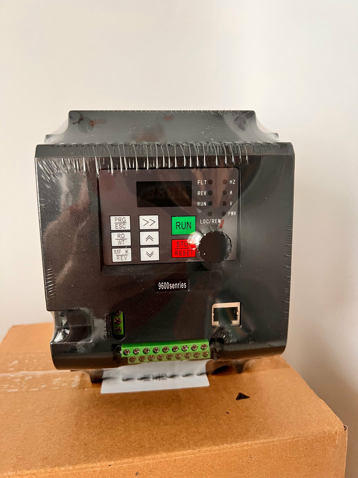 фото Частотный преобразователь 4 кВт, вход 1 фаза 220, выход 3 фазы 380