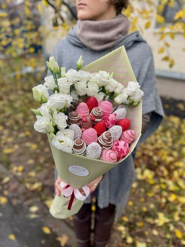 Изображение товара Букет с клубникой в белом, розовом и молочном шоколаде, кокос, малина, 300 г, эустома, Berry mood
