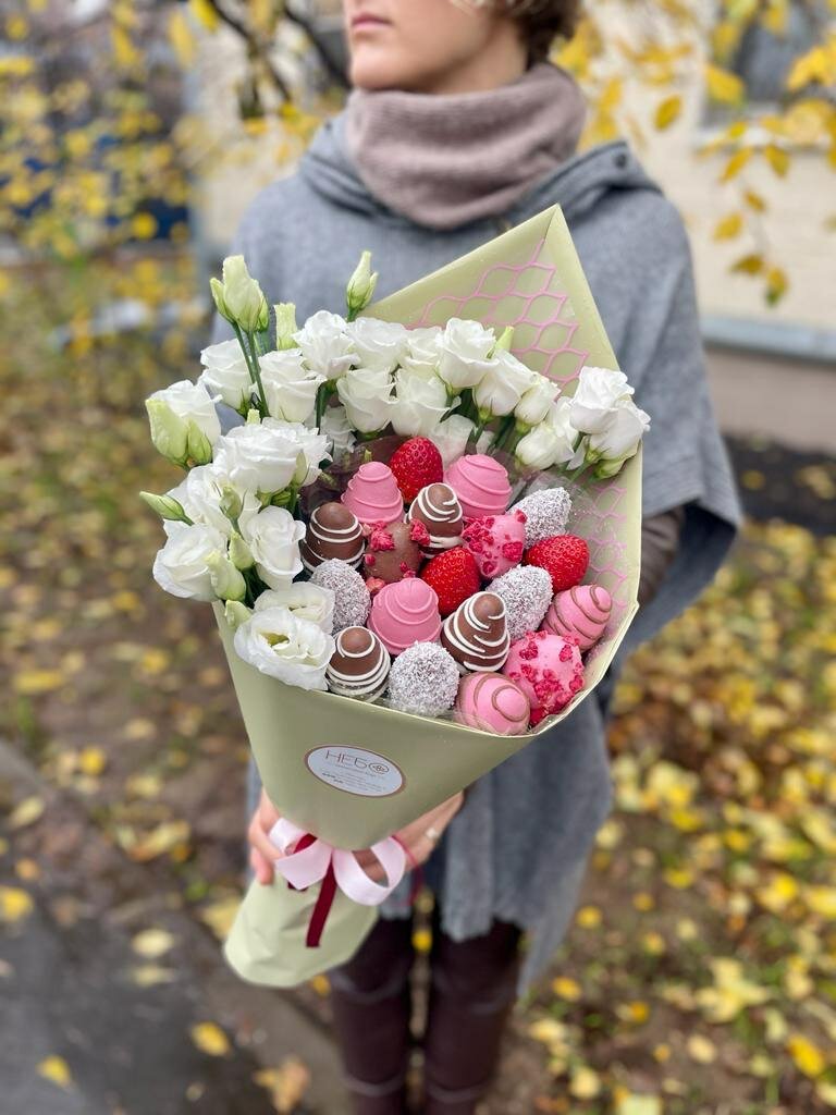 Букет Цветочный бар "Berry mood", 300 г, веерный, клубника в шоколаде с посыпками
