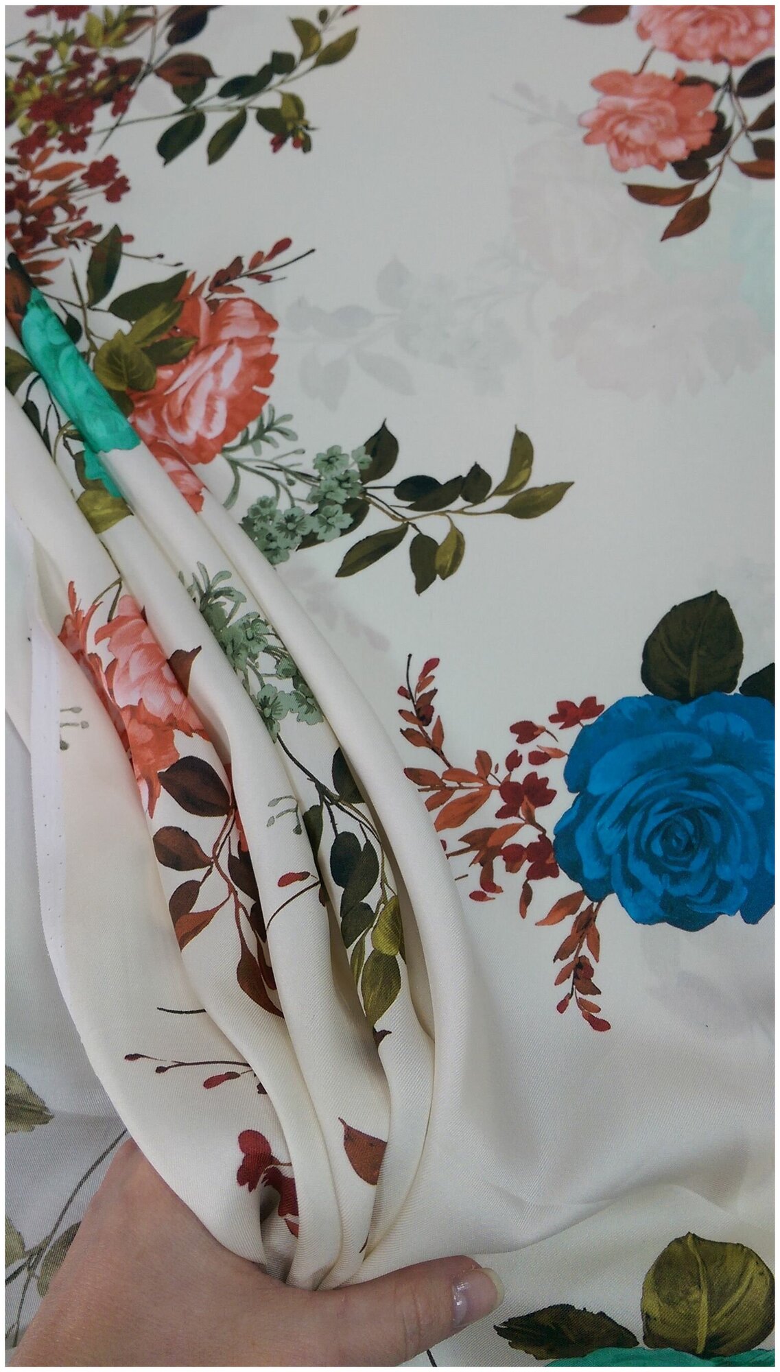Ткань Твил плательно-рубашечный молочного цвета с цветочным принтом Италия