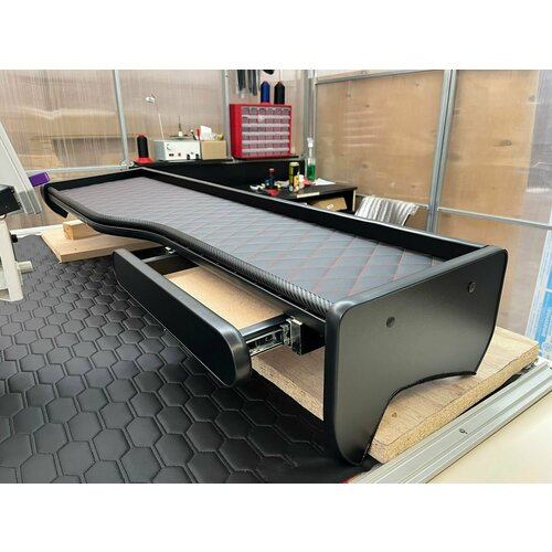 Столик для грузовика Sitrak C7H Ситрак Чёрная экокожа Красный ромб Ящик 11669₽