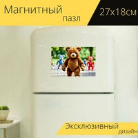 Магнитный пазл "Плюшевый медведь, гуляющий с другими игрушками в парке" на холодильник 27 x 18 см.