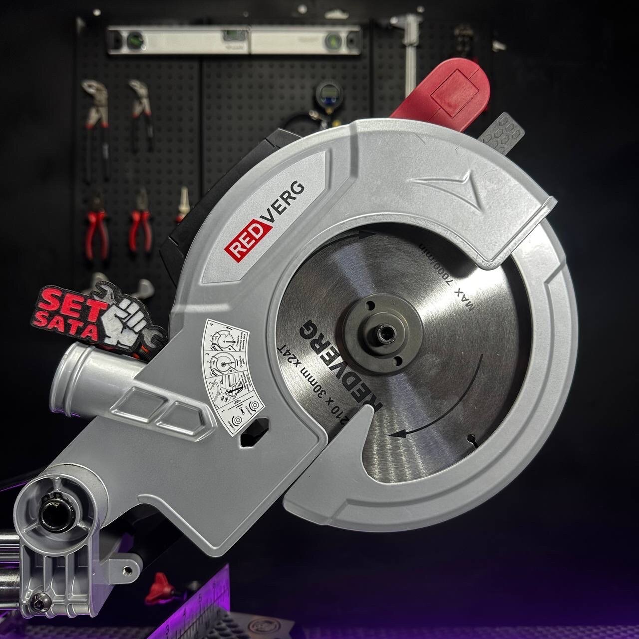Изображение Торцовочная пила с протяжкой RedVerg RD-MS210-1300S (2021), 1500 Вт
