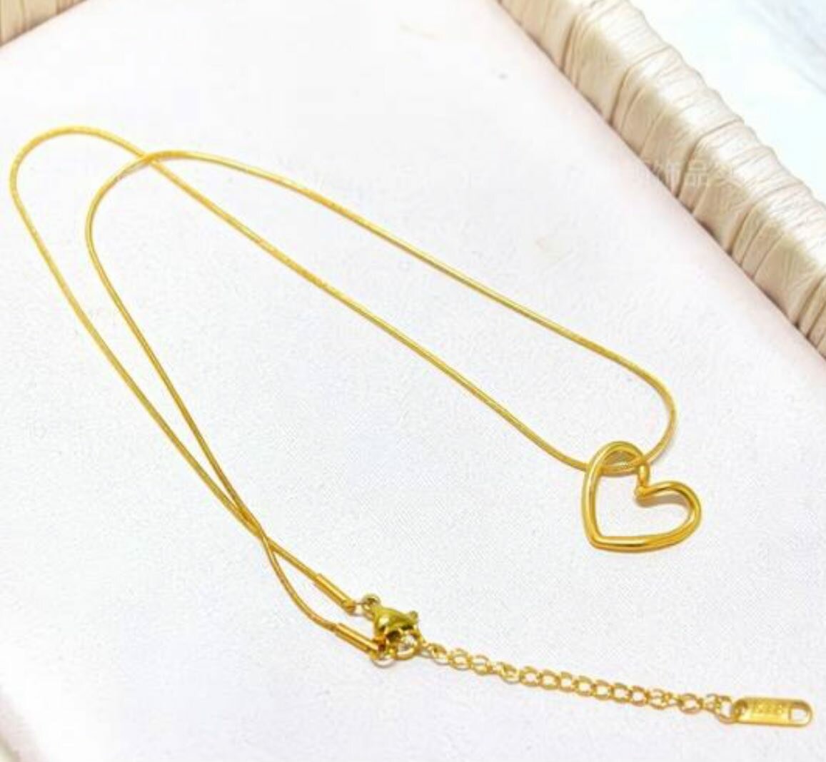 Золотое ожерелье «Сердце нежности» «Золотые Сердечки»современном минималистичном стиле — фото 1