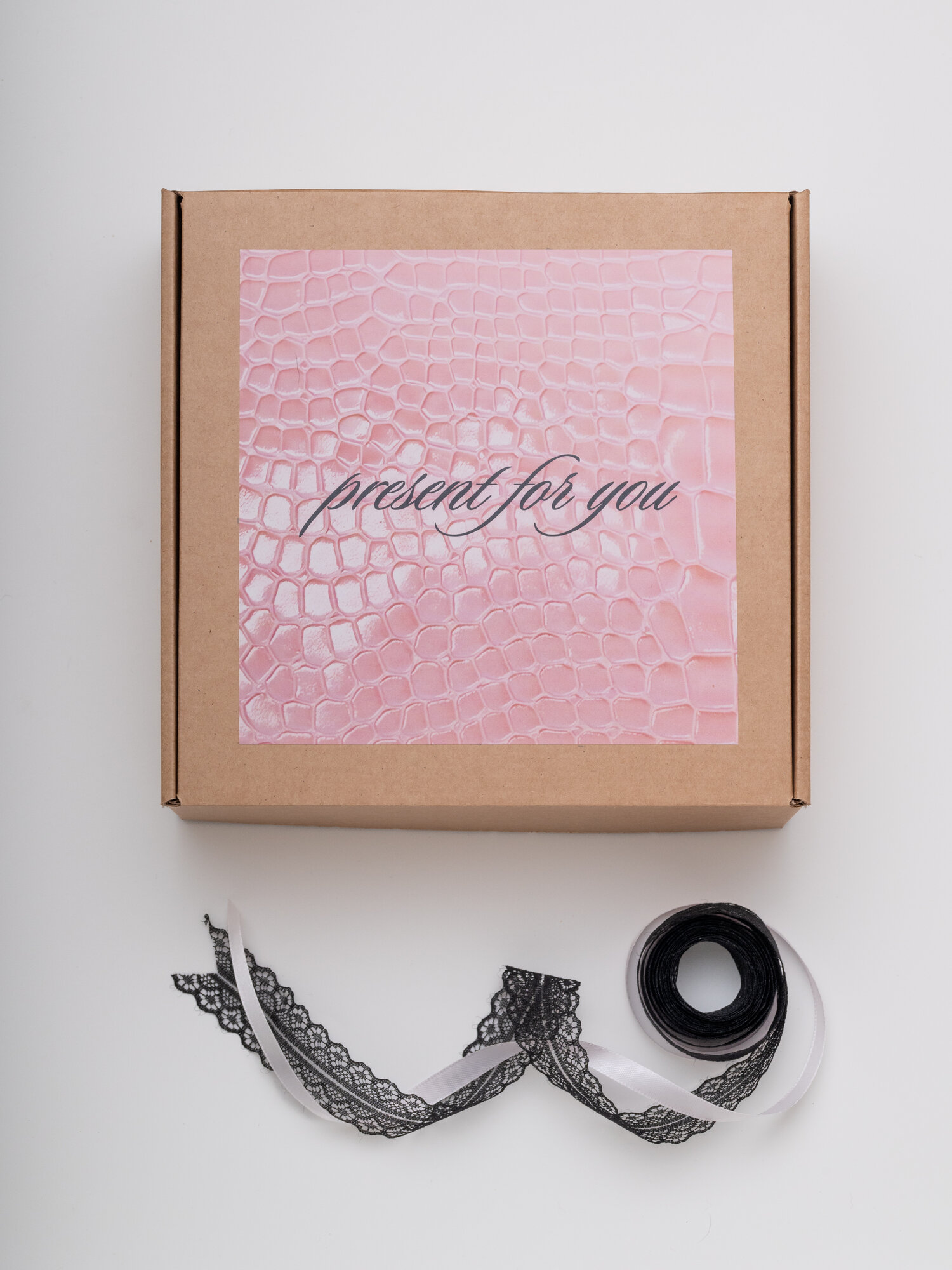 Коробка подарочная "Кружево", 22x22x10 см, квадратная, чёрная/светло-розовая — фото 1