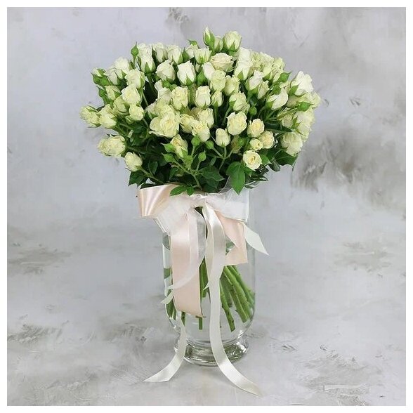 Букет живых цветов из 25 белых кустовых роз 40см