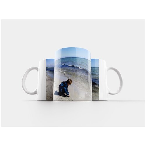 фото Кружка "дог играет на пляже, дети, пляж" 320 мл lotsprints