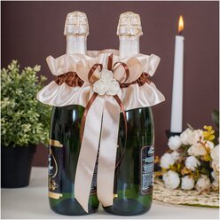 Свадебное украшение на две бутылки "Карамель" из атласа кремового оттенка с коричневой тесьмой и розами айвори из нежного латекса