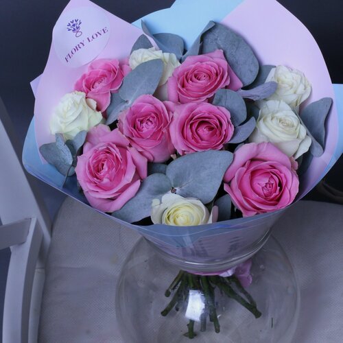 Изображение товара Монобукет из 11 белых и розовых роз с эвкалиптом "Розы Флори"