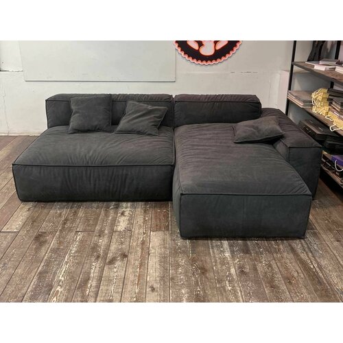 Диван модульный Онда для дома, для гостиной, графитовый антивандальный велюр, с оттоманкой и подлокотником справа, Банда Мастеров, Россия