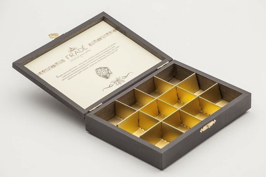 Коробка шоколадных конфет ручной работы Фраде - шкатулка деревянная тёмная (венге) (на 12конфет) - фотография № 4