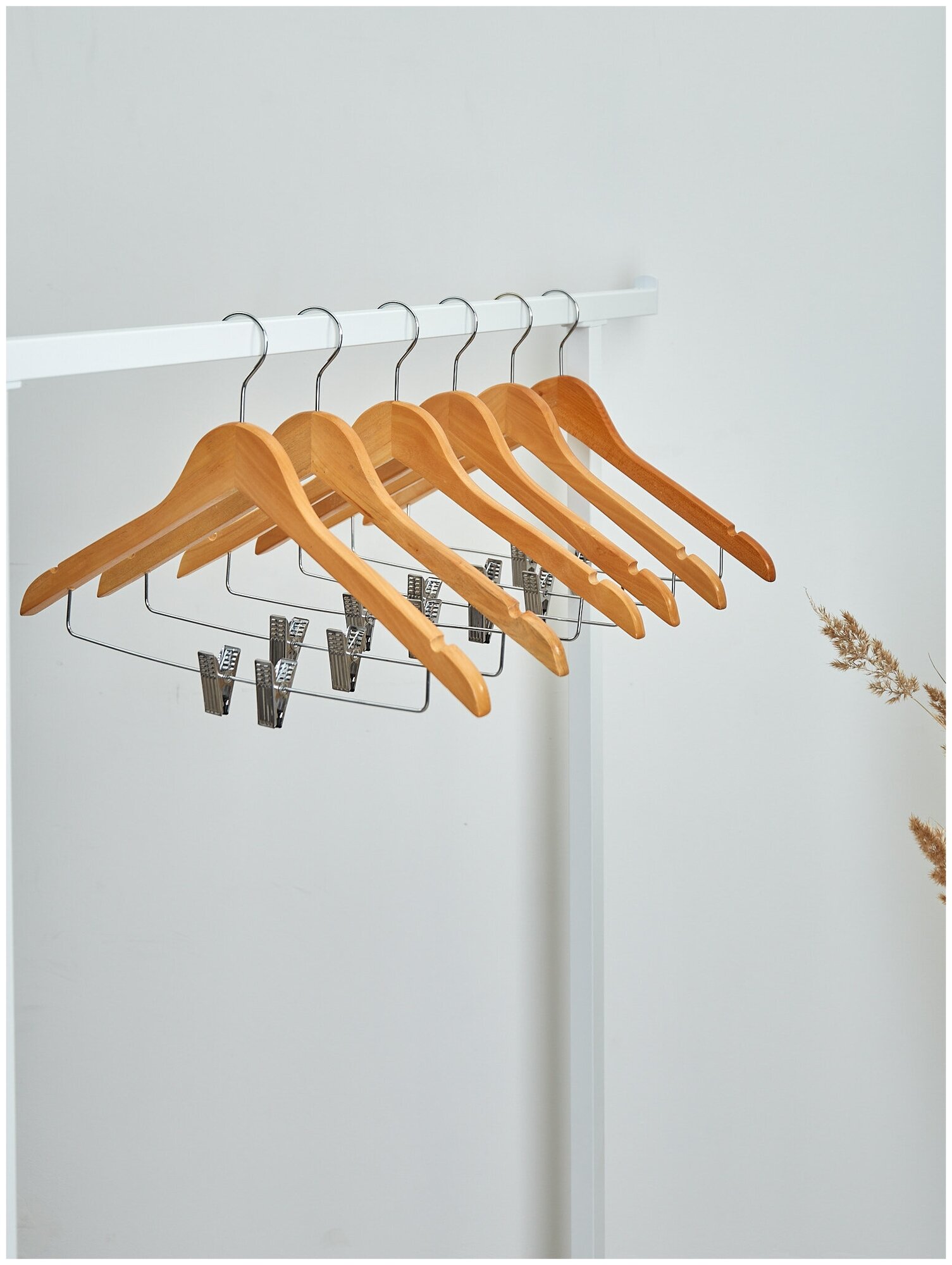 Вешалки-плечики для одежды, костюма, брюк и юбок с прищепками (зажимами) деревянные, L-45 см, цвет светлое дерево, комплект 3 штуки