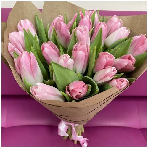 Пышный букет розовых тюльпанов на 8 марта