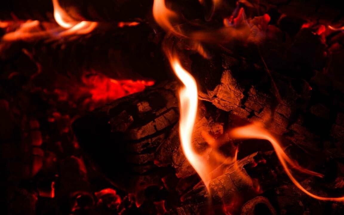 Картина на холсте 60x110 LinxOne "Костер, угли, свечение, огонь, пламя, темный" интерьерная для дома / на стену / на кухню / с подрамником