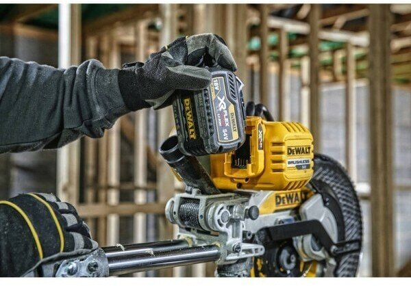 Пила торцовочная аккумуляторная DEWALT DCS727N-XJ, без АКБ и ЗУ - фотография № 10